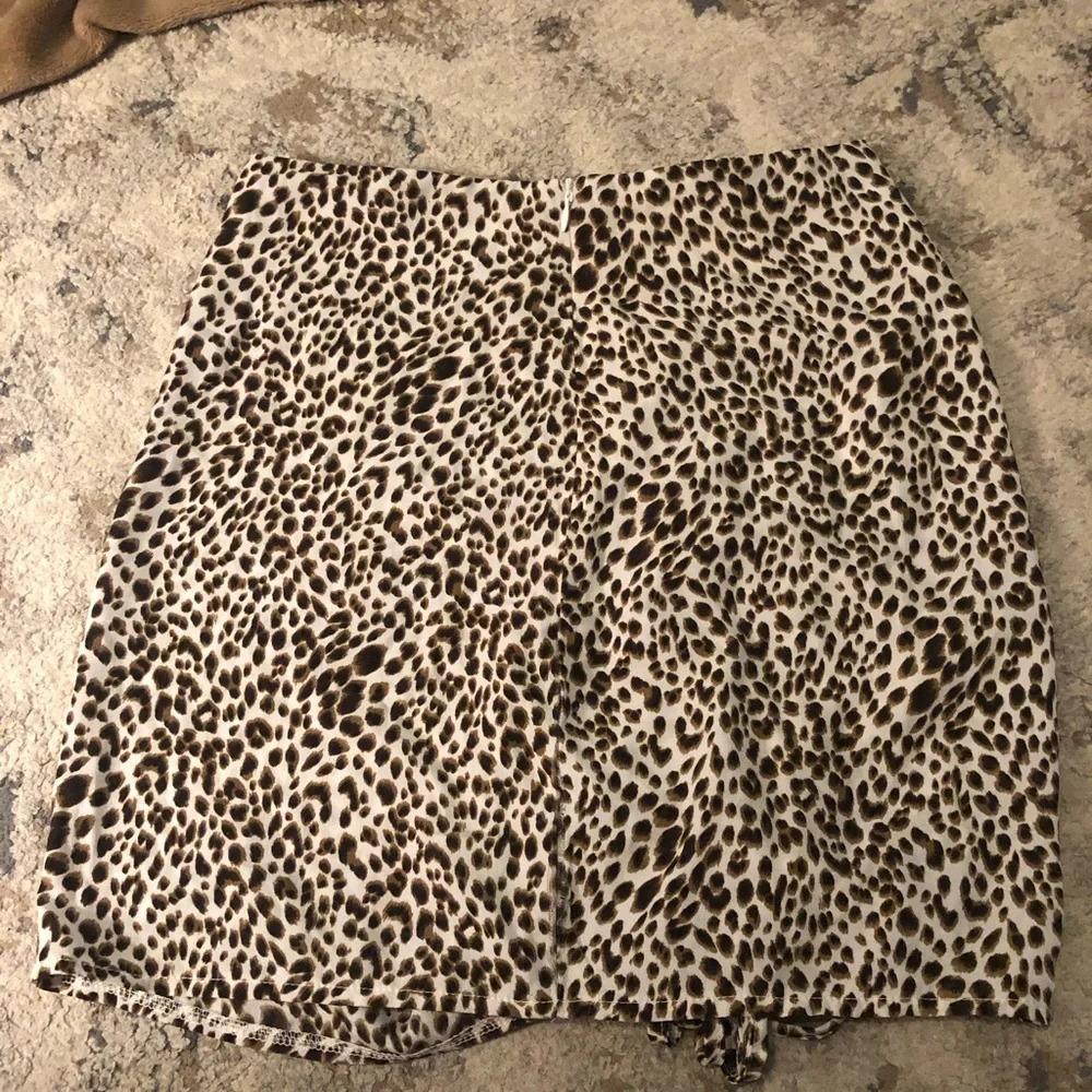 Nasty Gal Asymmetrical Scrunch Leopard Mini Skirt - Picture 4 of 5